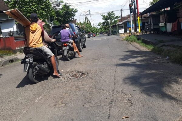 Ruas Jalan Pinggiran Kota Negara Rusak Parah