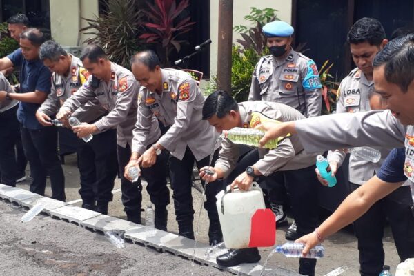 Polres Jembrana Musnahkan Ratusan Liter Arak