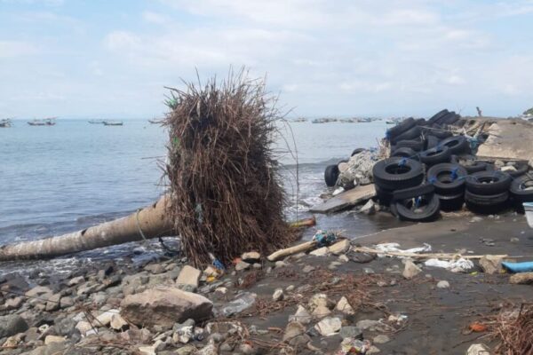 Harapan Yang Nyaris Pesimis Warga Pesisir Pabuahan