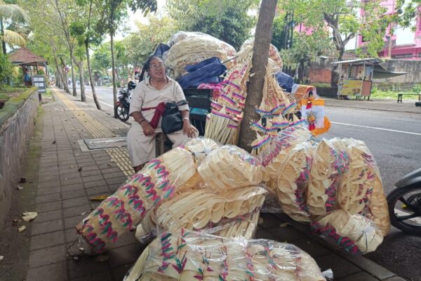 Cerita Sopir Wanita Penjual Perlengkapan Penjor