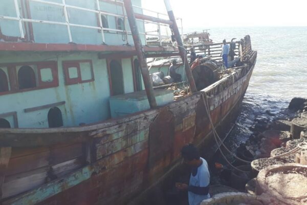 Cuaca Buruk Sebabkan Kapal Ikan Kandas