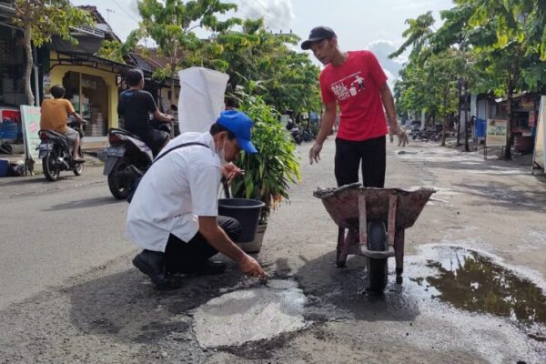 Kelurahan Loloan Barat Tambal Sementara Jalan Rusak