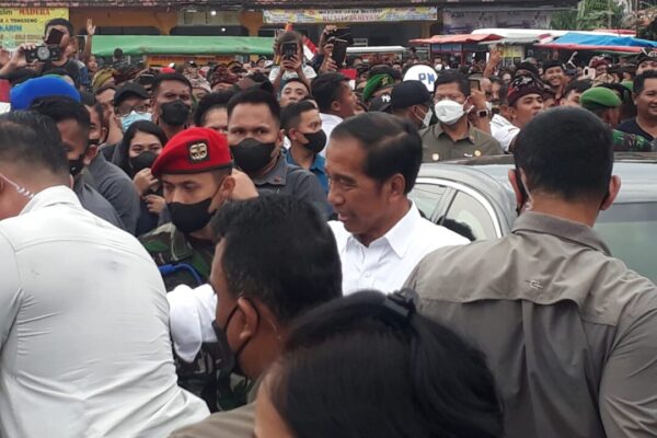 Warga Jembrana Berdesakan Sambut Presiden Joko Widodo