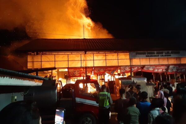 Pasar Lelateng Terbakar, Puluhan Kios Hangus