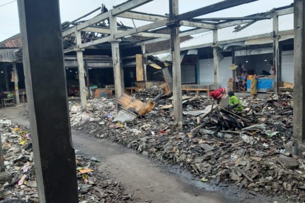 Belatung Keluar Dari Kios Pasar Lelateng Yang Terbakar