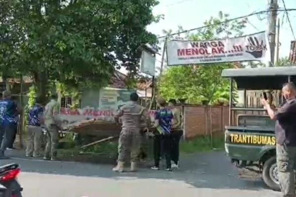 Satpol PP Jembrana Turunkan Spanduk Penolakan Yayasan Pendidikan Firdaus