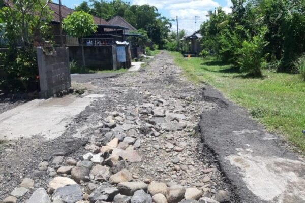 Warga Perum Graha Wardana II, Desa Baluk Menunggu Perbaikan Jalan Rusak Akibat Banjir