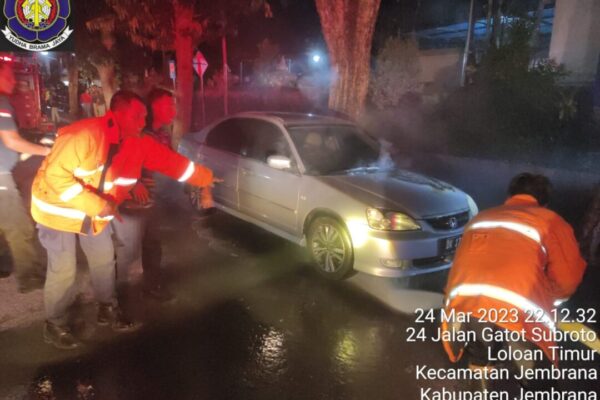 Sedan Hangus di Depan Kantor PLN Negara