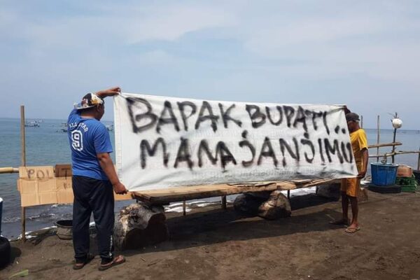 Spanduk “BAPAK BUPATI MANA JANJIMU”, terpasang di Pebuahan.