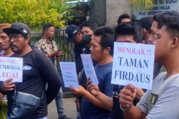 Warga Demo Sekolah Firdaus Pengelola Berjanji Taat Hukum