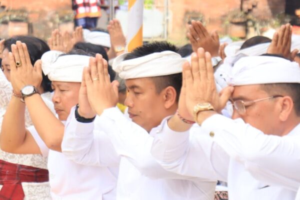 Wabup Ipat Hadiri Upacara Penyineban Pura Luhur  Dang Kahyangan Rambut Siwi