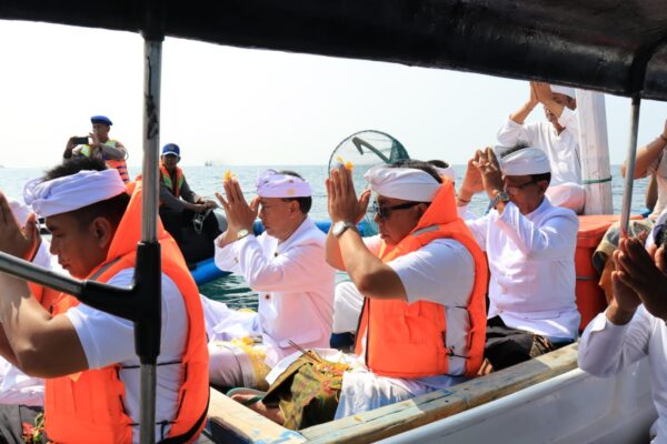 Upacara Melasti di Pantai Pengambengan, Bupati Jembrana Tekankan Toleransi