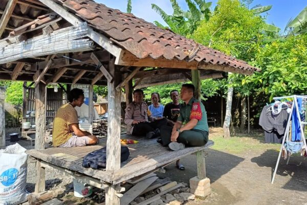 Komsos Dengan Warga, Babinsa Budeng  Pantau Wilayah Binaan