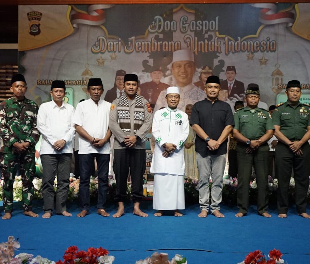 Foto bersama OPD bersama Ustad Das'ad Latif usai acara Jembrana Bersholawat, Senin (13/5/24). Sumber Foto : Humas JBR