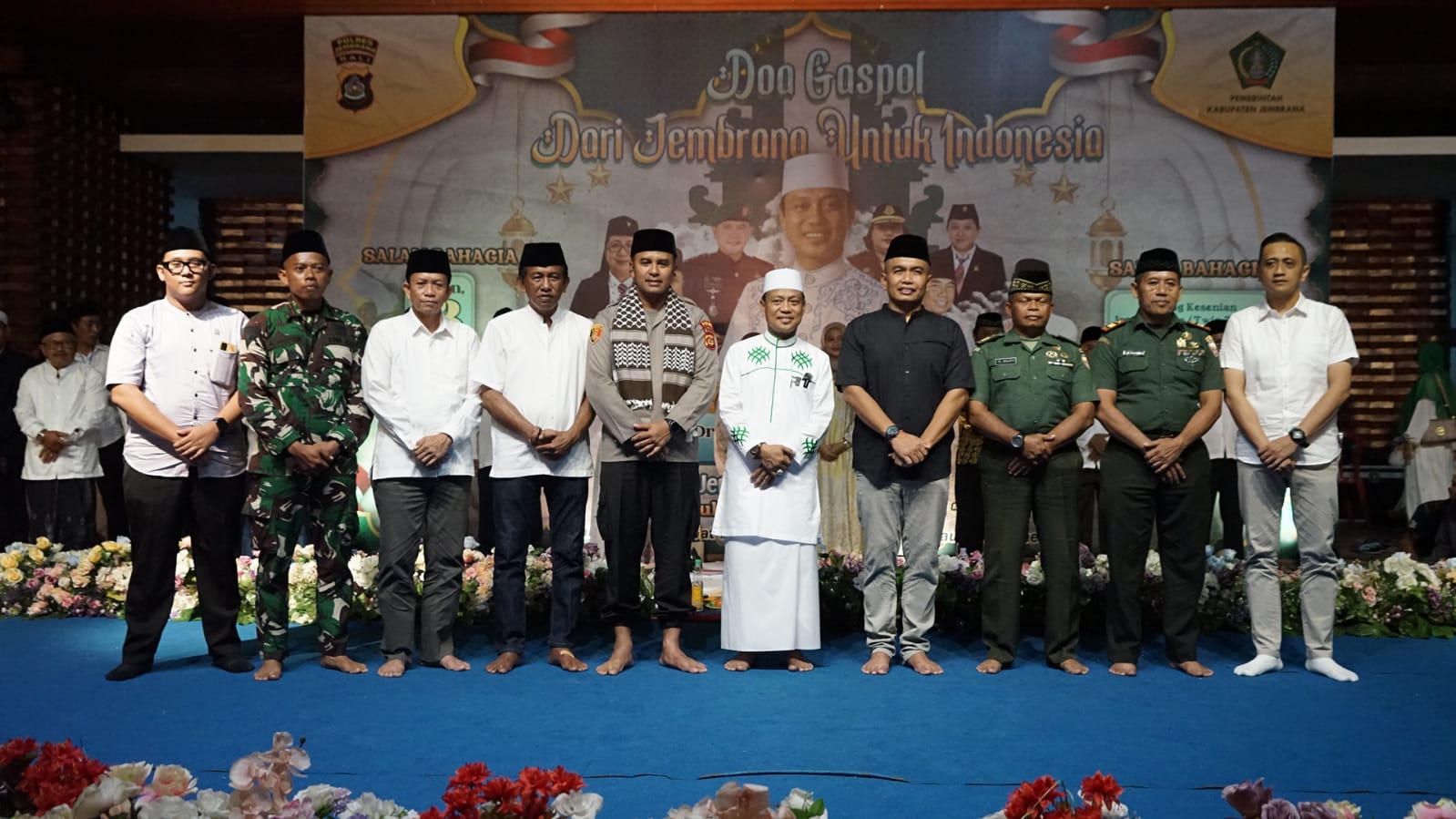 Foto bersama OPD bersama Ustad Das'ad Latif usai acara Jembrana Bersholawat, Senin (13/5/24). Sumber Foto : Humas JBR