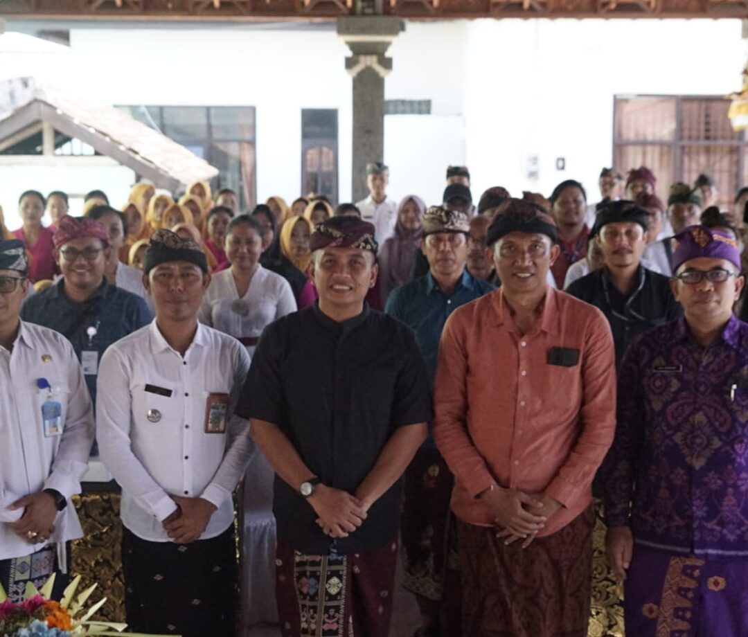 Ipat saat foto bersama tim penilai lomba kelurahan di Gilimanuk. Kamis (16/5/24) Sumber foto: Humas JBR