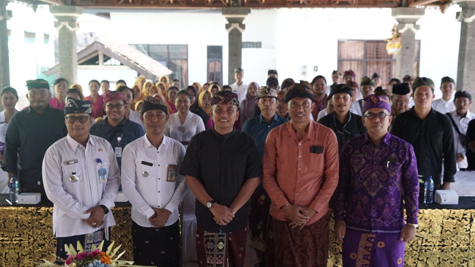 Ipat saat foto bersama tim penilai lomba kelurahan di Gilimanuk. Kamis (16/5/24) Sumber foto: Humas JBR