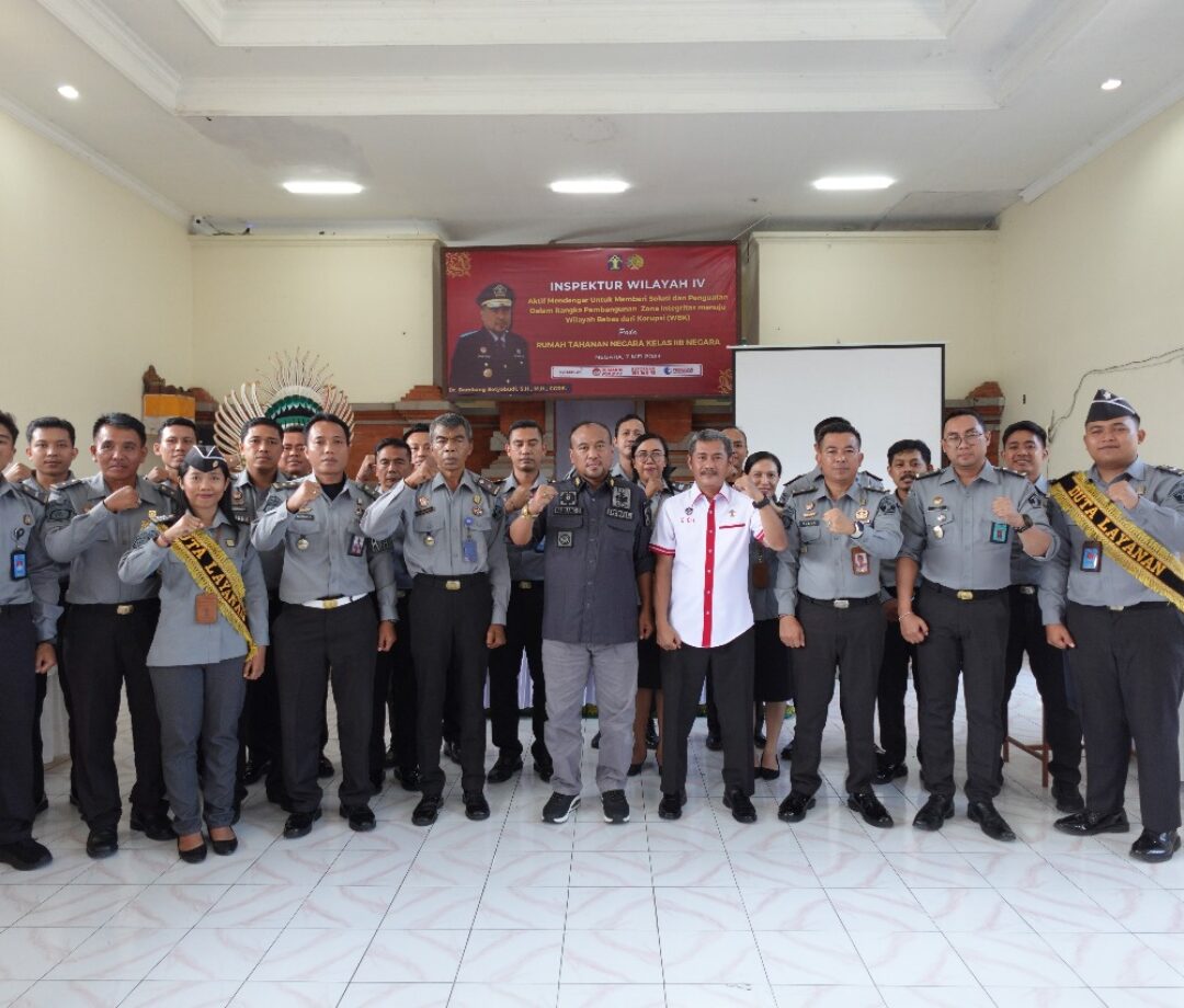 foto seluruh pegawai rutan kelas IIB Negara saat menerima kunjungan Inspektur Wilayah IV dan Auditor Madya, Selasa (7/5/2024) Sumber Foto : Humas Rutan