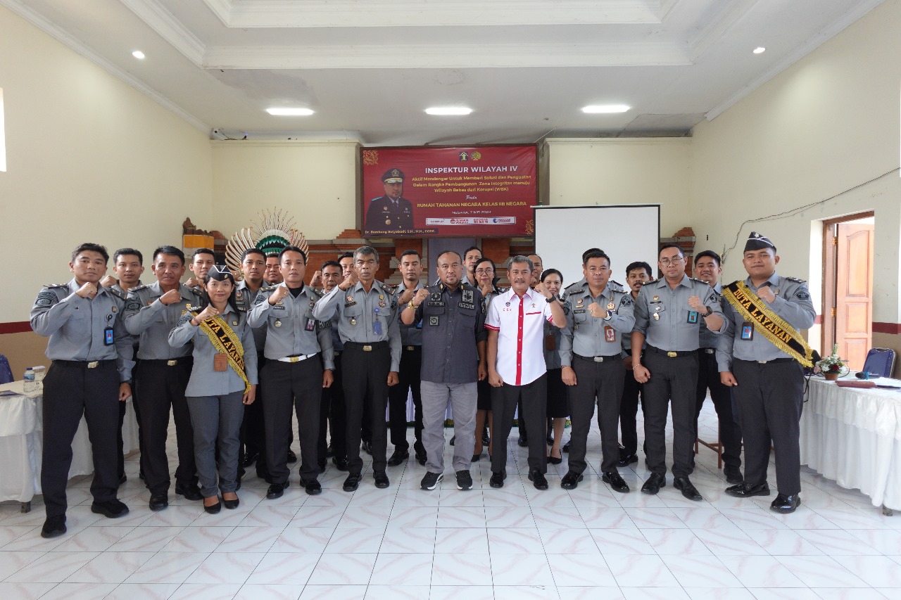 foto seluruh pegawai rutan kelas IIB Negara saat menerima kunjungan Inspektur Wilayah IV dan Auditor Madya, Selasa (7/5/2024) Sumber Foto : Humas Rutan