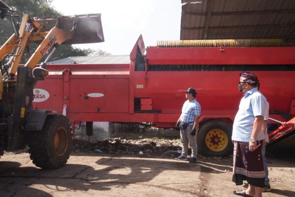 Bupati Jembrana Tinjau Uji Coba, Bantuan Mesin Pengolah Sampah Menjadi RDF