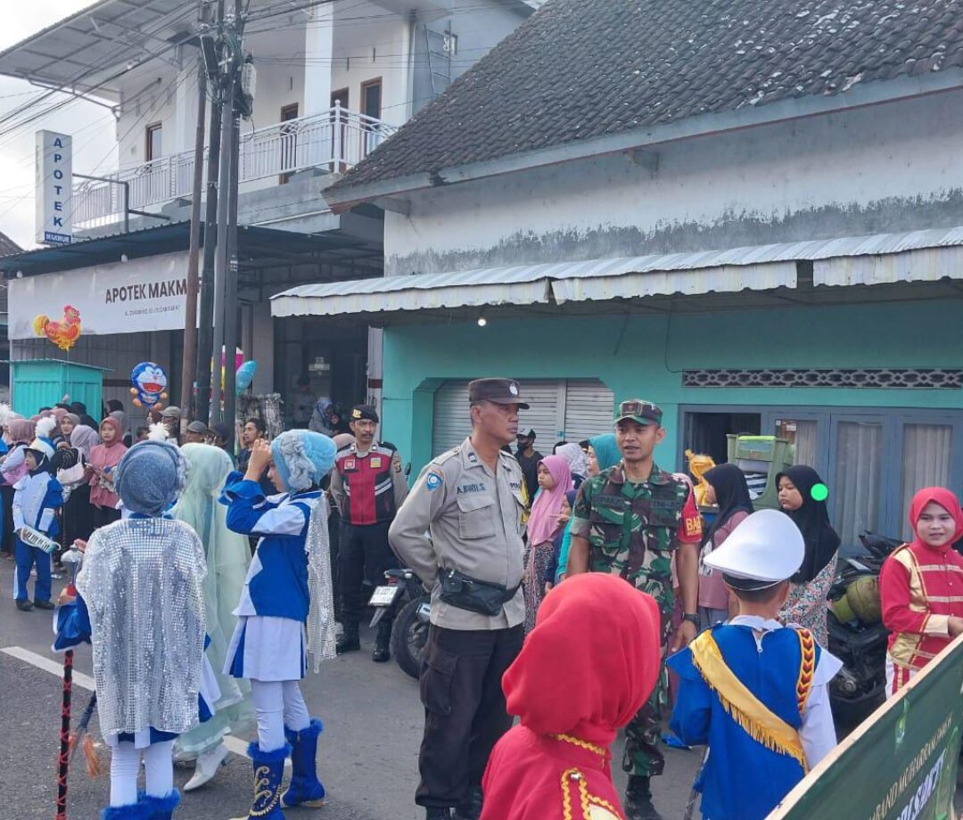 Babinsa Loloan Barat Sertu Suparjo, Turut Amankan Peserta Drumband Se-Jembrana