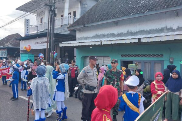 Babinsa Loloan Barat Sertu Suparjo, Turut Amankan Peserta Drumband Se-Jembrana