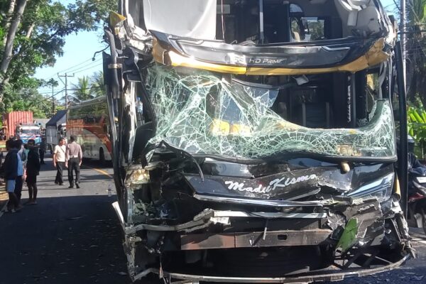 Tak Hati-Hati Truk Tronton Sebabkan Kecelakaan beruntun di Jalan Denpasar-Gilimanuk