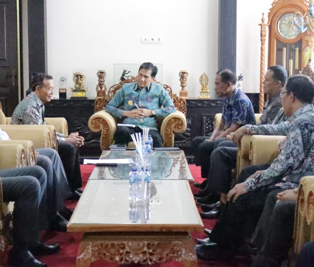 Pjs Sukra Negara bersama FKUB di ruangan Bupati Jembrana, Selasa (8/10/24) Sumber : Hum JBR