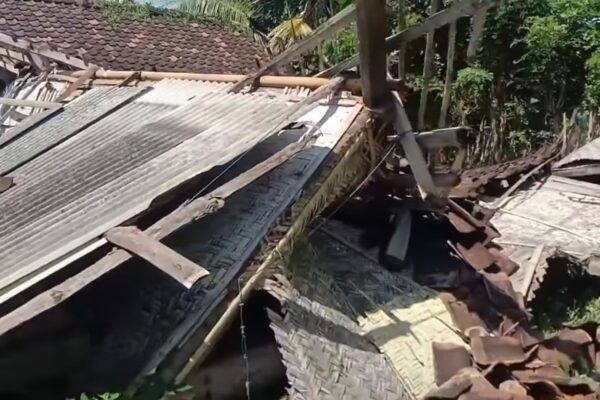 Rumah Tua Ambruk di Desa Pengambengan, Timpa Rumah Tetangga