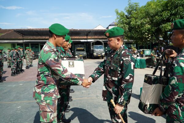 Kasad TNI Serahkan Perlengkapan Operasional ke Personel Kodim 1617/Jembrana