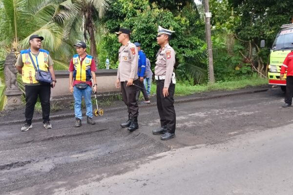 Jalan Nasional Denpasar-Gilimanuk Rusak Parah, Kapolres Jembrana Pantau Percepat Perbaikan Jelang Mudik