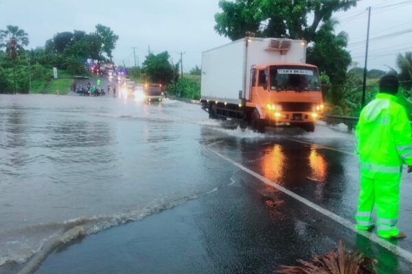Jalan Nasional Tergenang, Polisi Atur Lalulintas Tersendat