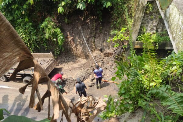 Longsor Tutupi Jalan di Yeh Sumbul, Akses Sudah Kembali Normal