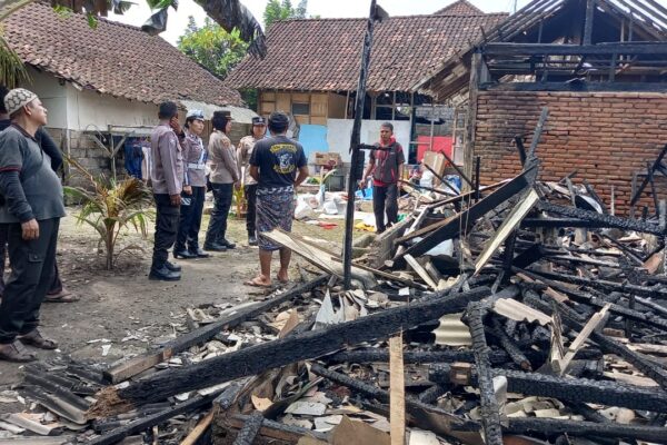KRJ Gandeng Polwan Polres Jembrana Sambangi Korban Kebakaran di Melaya