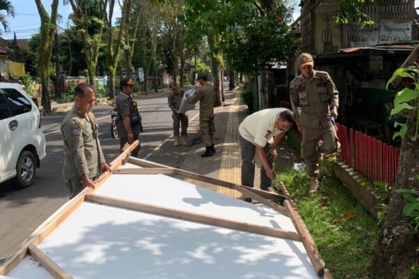 Penertiban Reklame Kembali Dilakukan POL PP Jembrana.