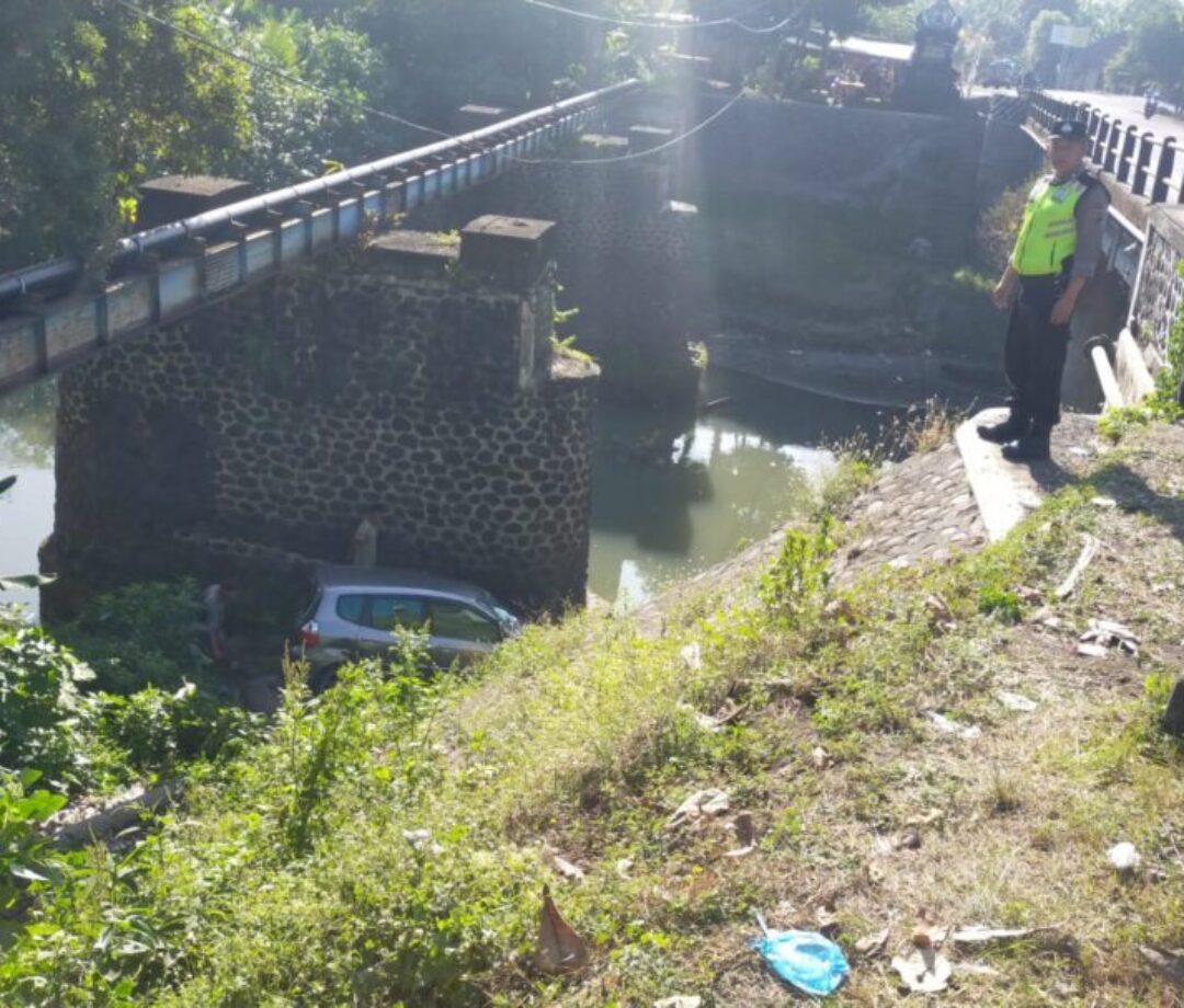 Akibat OC, Jazz Terjun Bebas Ke Sungai Di Yehsumbul.