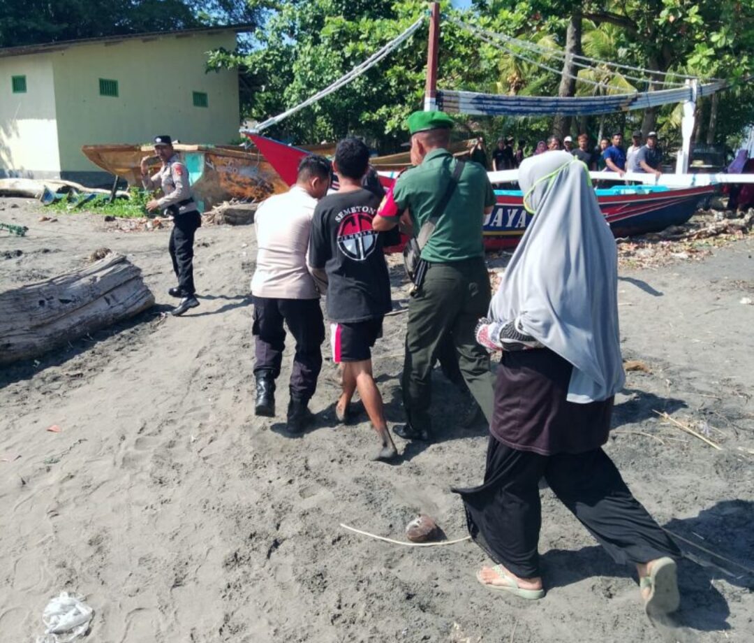 Hampir Tewas, 2 Nelayan Tergulung Ombak Muara Di Pengambengan