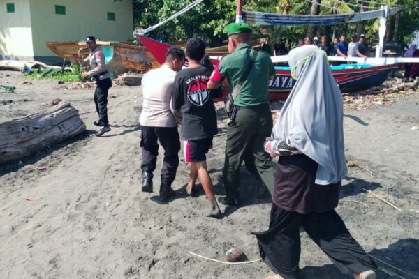 Hampir Tewas, 2 Nelayan Tergulung Ombak Muara Di Pengambengan