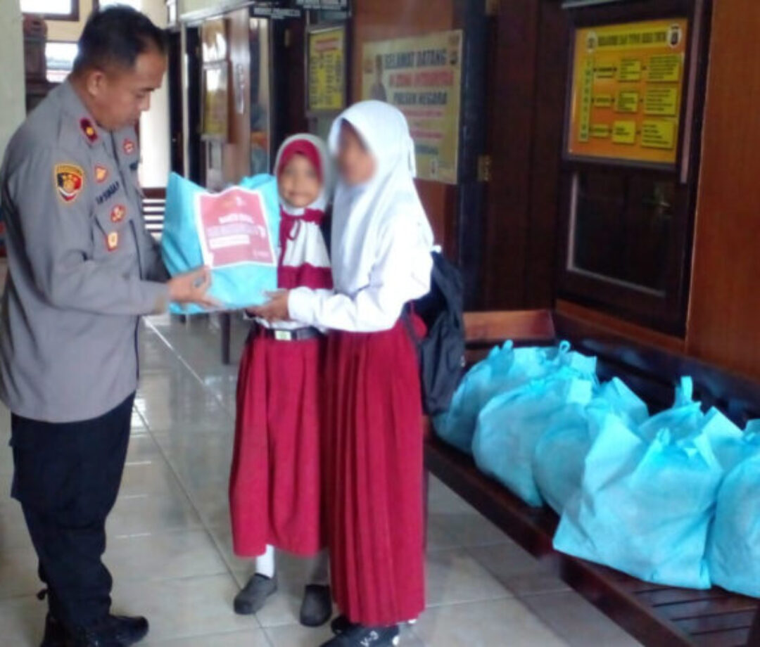 Kapolsek Negara Beri Santunan Kedua Anak Yang Bapaknya Menjadi Tersangka