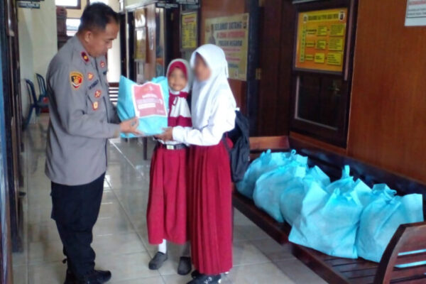 Kapolsek Negara Beri Santunan Kedua Anak Yang Bapaknya Menjadi Tersangka