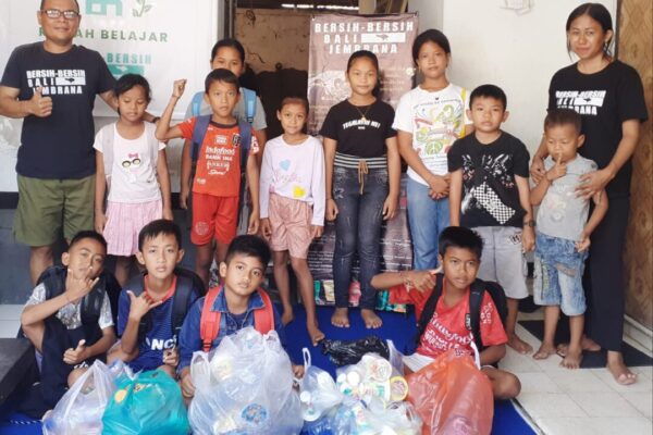 Pasutri Adakan Belajar Gratis Dengan Tukar Sampah Plastik Di Jembrana