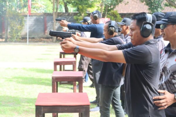 Polres Jembrana Ajak Awak Media Menembak, Dalam Rangka Menyambut Hari Bhayangkara Ke-77