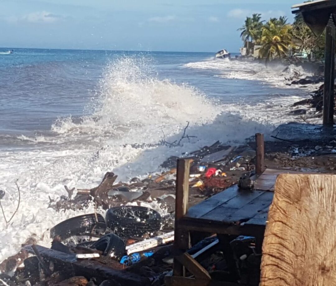 Ombak Pantai Pebuahan Mengamuk, Warga Mengungsi