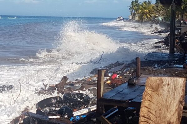 Ombak Pantai Pebuahan Mengamuk, Warga Mengungsi