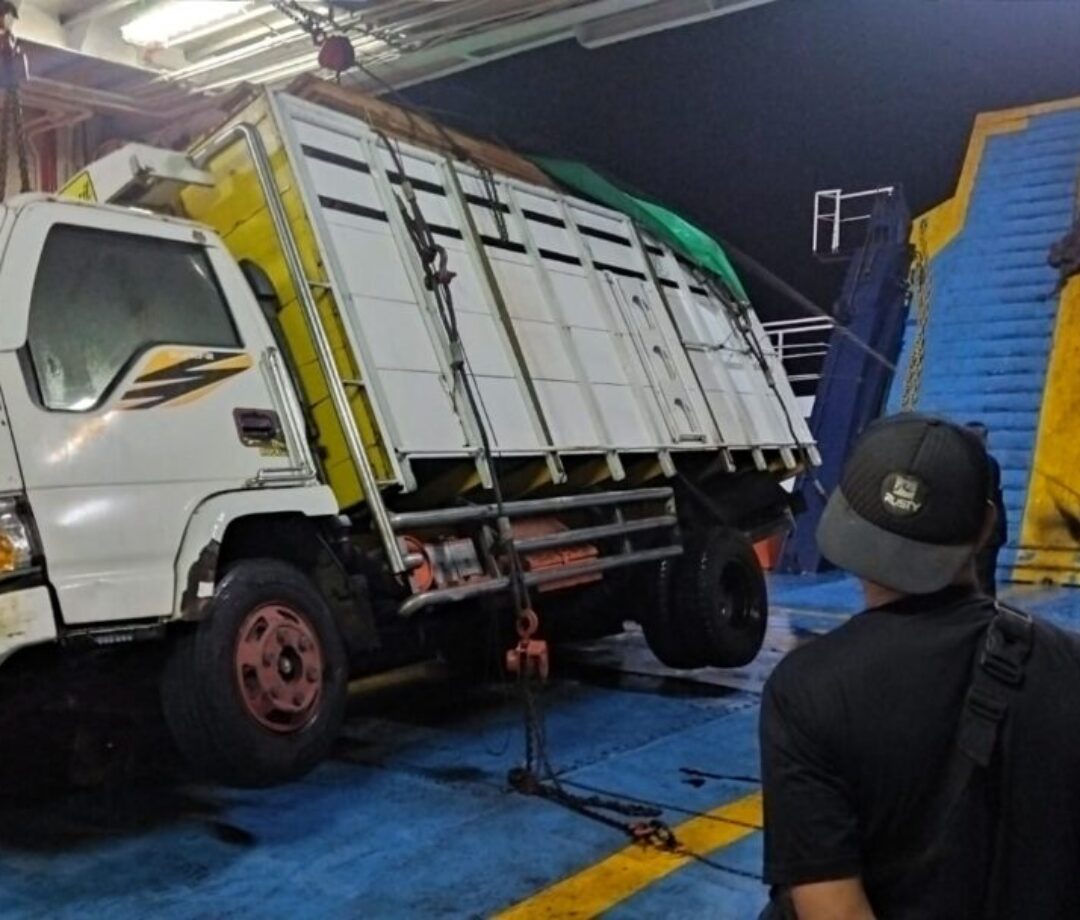 Truck Miring Dan Timpa 2 Kendaraan Saat Berlayar, Dampak Gelombang Tinggi Di Selat Bali