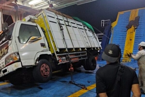 Truck Miring Dan Timpa 2 Kendaraan Saat Berlayar, Dampak Gelombang Tinggi Di Selat Bali