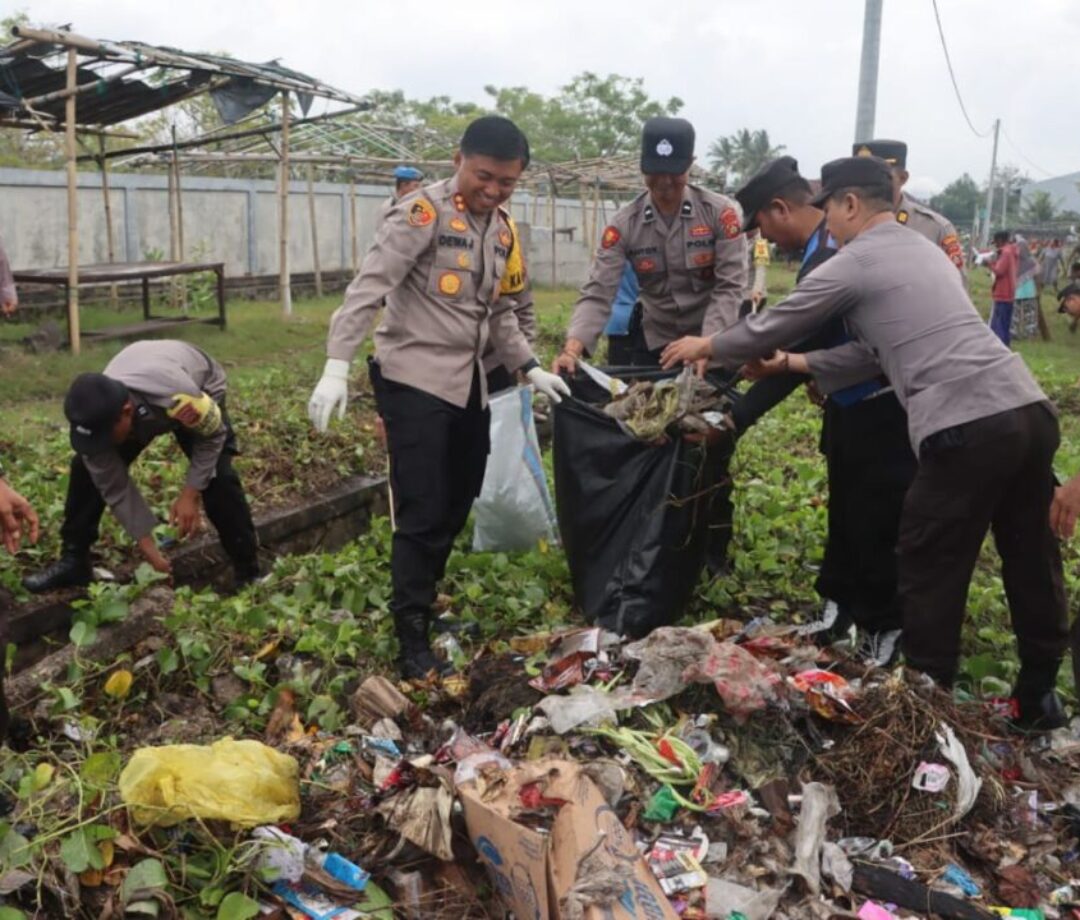 Pasca Banjir Pengambengan, Penyakit DBD, Gatal Menghantui dan 3 Ton Sampah Diangkut Polisi.