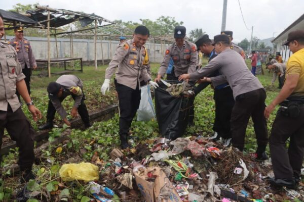 Pasca Banjir Pengambengan, Penyakit DBD, Gatal Menghantui dan 3 Ton Sampah Diangkut Polisi.