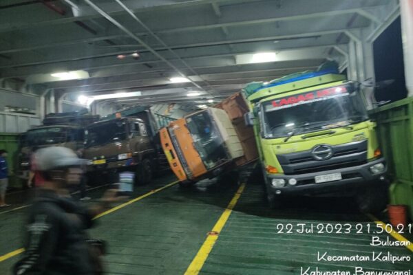 Selat Bali Kembali Dihantam Gelombang Besar,  Dua Truck Terguling di Dua Kapal Berbeda