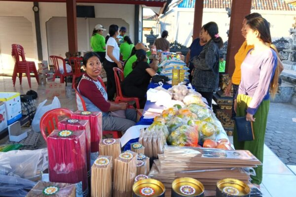 Ribuan Telur Ludes, Menjelang Galungan Warga Peh Antusias ke Pasar Murah